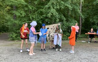 Spielerische Darstellung beim inklusiven Zeltlager eines Theatestücks