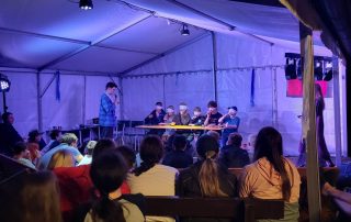 Am bunten Abend wird eine Gameshow angeboten, bei der sechs Kinder mit verbundenen Augen vor allen sitzen