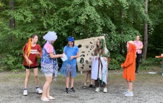 Spielerische Darstellung beim inklusiven Zeltlager eines Theatestücks