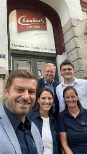 Kreisjugendring Vorsitzender Thomas Wagenhäuser, Vorstandmitglied Petra Erickson, Geschäftsführerin Eva Pfeil, ehrenamtliche Leitung des Zeltlagers Jonas Erickson und Lebenshilfe Vorstandsmitglied Johannes Burkhard vor dem Theater Chambinzky
