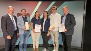 Der Kreisjugendring bekommt den Unterfränkischen Inklusionspreis überreicht von Links nach rechts: Bezirkstagspräsident Erwin Dotzel, Kreisjugendring Vorsitzender Thomas Wagenhäuser, Vorstandmitglied Petra Erickson, Geschäftsführerin Eva Pfeil, ehrenamtliche Leitung des Zeltlagers Jonas Erickson und Lebenshilfe Haßberge e.V. Vorstandsmitglied Johannes Burkhard