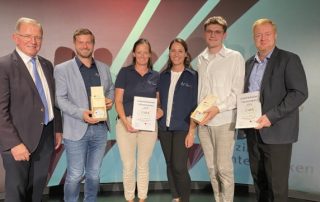 Der Kreisjugendring bekommt den Unterfränkischen Inklusionspreis überreicht von Links nach rechts: Bezirkstagspräsident Erwin Dotzel, Kreisjugendring Vorsitzender Thomas Wagenhäuser, Vorstandmitglied Petra Erickson, Geschäftsführerin Eva Pfeil, ehrenamtliche Leitung des Zeltlagers Jonas Erickson und Lebenshilfe Haßberge e.V. Vorstandsmitglied Johannes Burkhard