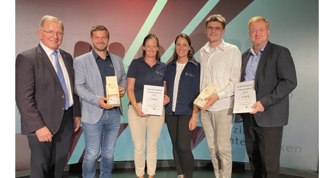 Der Kreisjugendring bekommt den Unterfränkischen Inklusionspreis überreicht von Links nach rechts: Bezirkstagspräsident Erwin Dotzel, Kreisjugendring Vorsitzender Thomas Wagenhäuser, Vorstandmitglied Petra Erickson, Geschäftsführerin Eva Pfeil, ehrenamtliche Leitung des Zeltlagers Jonas Erickson und Lebenshilfe Haßberge e.V. Vorstandsmitglied Johannes Burkhard