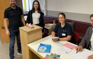 Die U18 Wahl in der Realschule Hofheim mit dem stellvertretenden Schulleiter Frank Ziegler, einer Schülerin, Vorstandsmitglied Caroline Petersen und Kreisjugendring Vorsitzendem Thomas Wagenhäuser