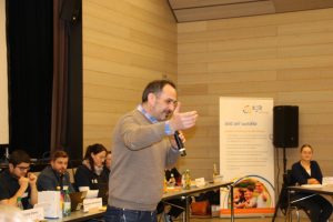 Der Bürgermeister der Gemeinde Wonfurt begrüßt die Anwesenden bei der Herbstvollversammlung 2023