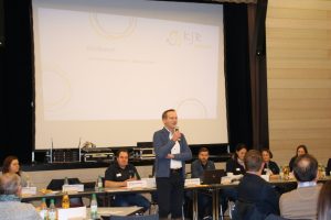 Der stellvertretende Landrat Michael Ziegler begrüßt die Anwesenden bei der Herbstvollversammlung 2023