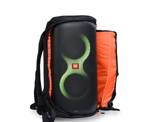 JBL Box in der geöffneten Tragetasche grün leuchtend