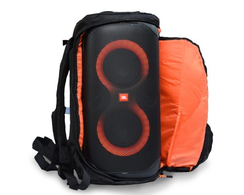 JBL Box in der geöffneten Tragetasche orange leuchtend