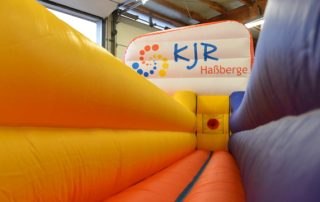 Einblick in eine Spur des aufgeblasenen Bungee-Runs