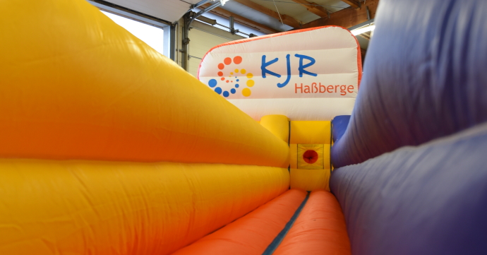 Einblick in eine Spur des aufgeblasenen Bungee-Runs
