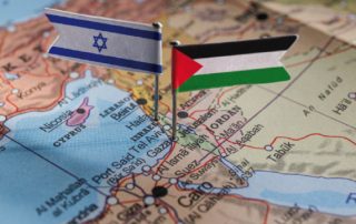 Kartenausschnitt des Nahen Ostens mit Flaggen von Israel und Palästina