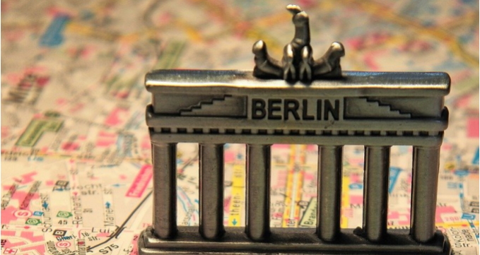 Nahaufnahme einer Karte von Berlin, auf der eine Miniaturversion des Brandenburger Tors steht.
