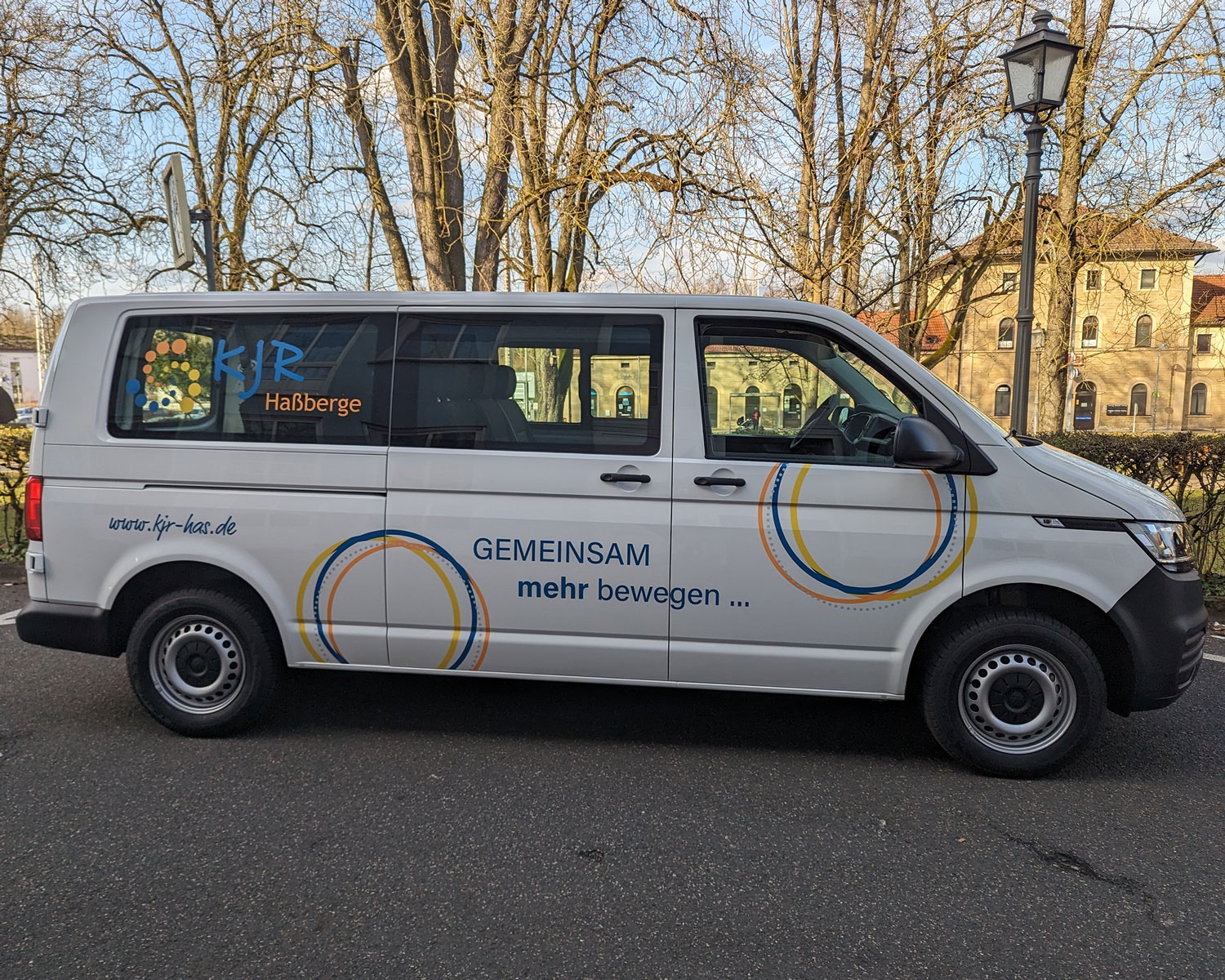 Bus des Kreisjugendring Haßberge mit der Aufschrift "GEMEINSAM mehr bewegen..." von der Seite