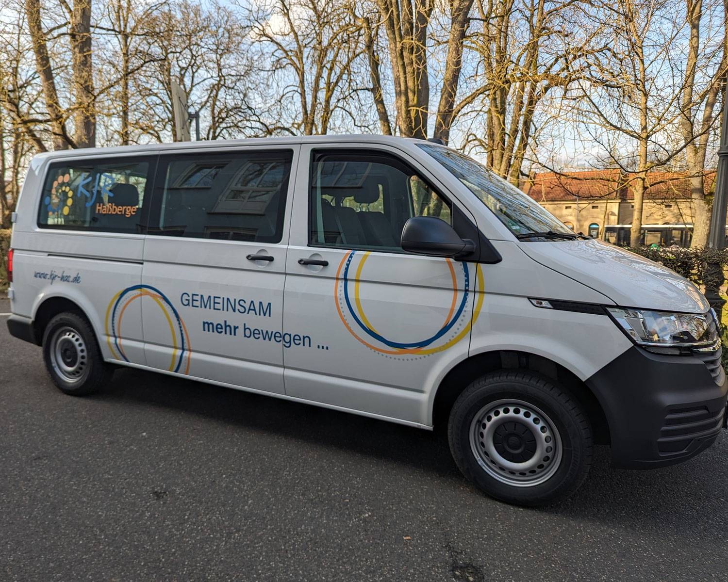 Bus des Kreisjugendring Haßberge mit der Aufschrift "GEMEINSAM mehr bewegen..." von schräg vorne