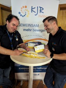 Kreisjugendring Vorsitzender Thomas Wagenhäuser betrachtet gemeinsam mit Vorstandsmitglied Wolfgang Winter das Juleica-Gutscheinheft 2024