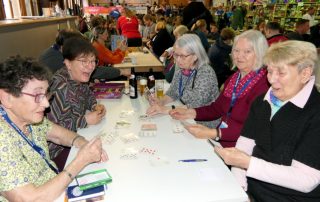 Eine Gruppe von Damen, die ein Kartenspiel spielen