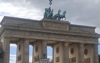 Blick auf das Brandenburger Tor mit dem Fokus auf die darauf stehende Quadriga