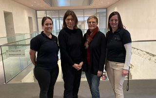 Carolin Petersen und Petra Erickson gemeinsam mit den Bundestagsabgeordneten Dr. Manuela Rottmann und Sabine Dittmar