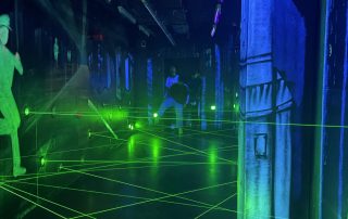 Einblick in das Spionagemuseum mit vielen Lasern durch einen Raum
