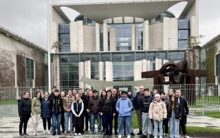 Gruppenbild der Ehrenamtsfahrt nach Berlin vor dem Kanzleramt