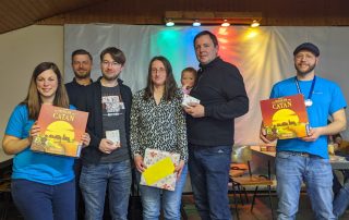 Siegerfoto mit den Gewinnern des "Die Siedler von Catan" Turniers
