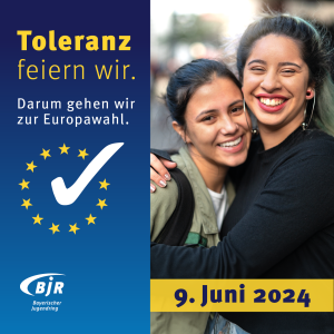 "Toleranz feier ich" Flyer der Aktion "Feier ich" zur Europawahl 2024. Auf der rechten Seite sind zwei sich umarmende und lachende Personen zu sehen