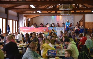 Einblick in die Halle in Aidhausen mit spielenden Menschen an Tischen