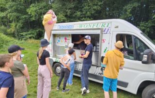 Ein Eisauto bringt Eis für die Jugendlichen beim Zeltlager
