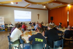 Blick auf die Vorstandschaft durch den Raum bei der Frühjahrsvollversammlung 2024