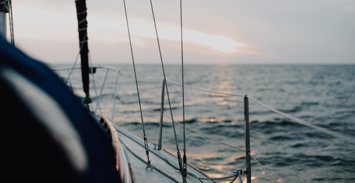 Blick von einem Segelschiff aufs Meer und den Horizont