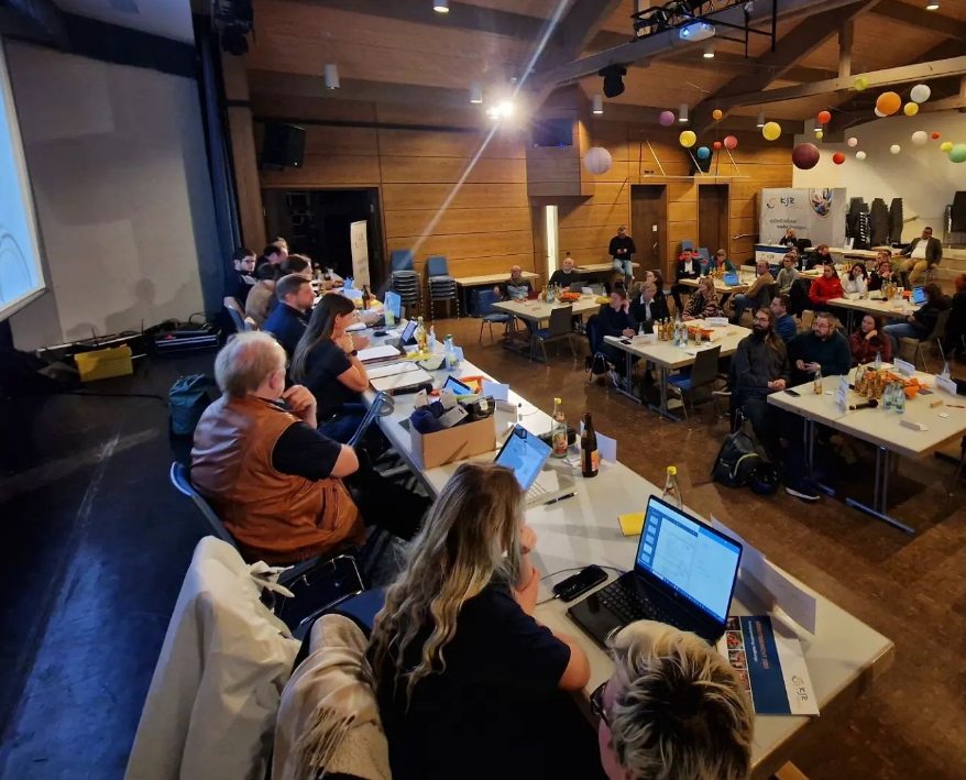 Blick von der Bühne über die Vorstandschaft in den Saal der Herbstvollversammlung 2024