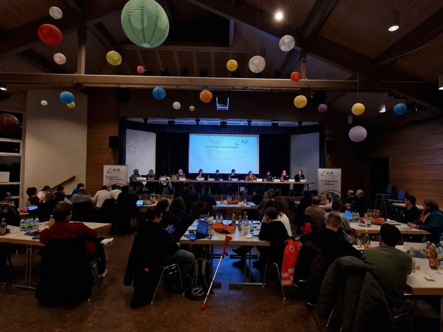 Blick durch den Saal auf die Bühne bei der Herbstvollversammlung 2024