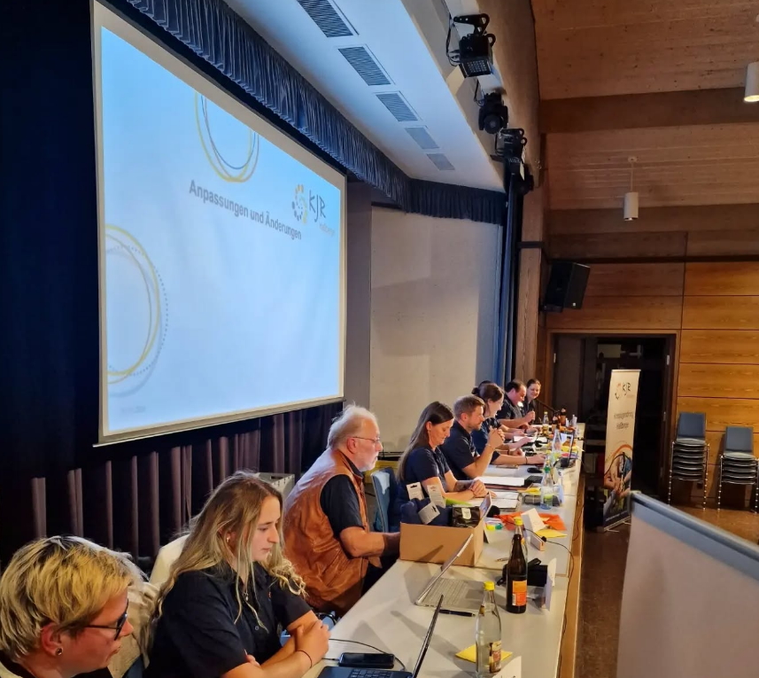 Blick auf die Vorstandschaft auf der Bühne bei der Herbstvollversammlung 2024