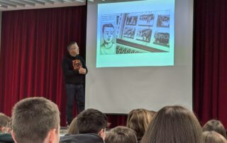 Nils Oskamp auf einer Bühne bei einer Präsentation