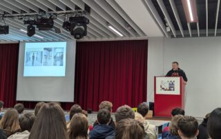 Lesung des Aktivisten Nils Oskamp mit Blick auf die Bühne