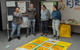 QUARARO-Schulung in der Kreisjugendring Geschäftsstelle mit Juliana Krolop und hier drei Teilnehmenden