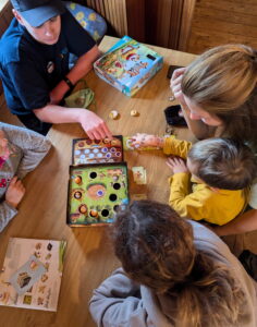 Fünf Personen Spielen ein Brettspiel bei den BrettSpielen on Tour 2024