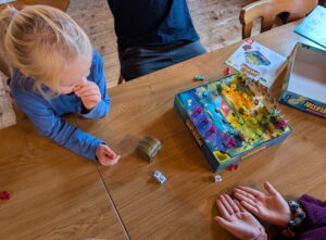 Blondes Mädchen Spielt Kinderspiel des Jahres 2024 "Die magischen Schlüssel"