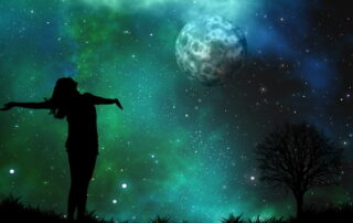 Schatten einer Person vor sternreichem Nachthimmel und großem Mond mit Polarlichtern