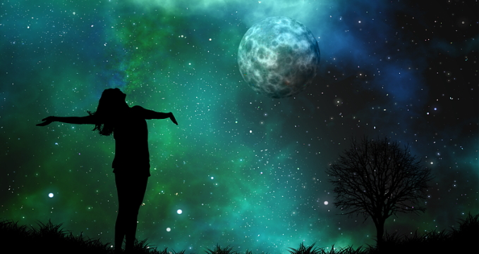Schatten einer Person vor sternreichem Nachthimmel und großem Mond mit Polarlichtern