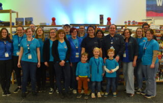 Helferinnen und Helfer in blauen T-Shirts