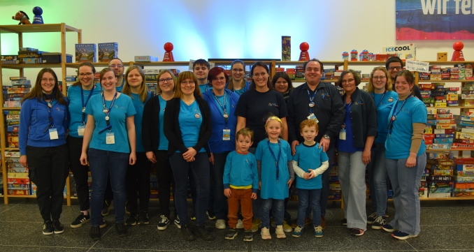 Helferinnen und Helfer in blauen T-Shirts