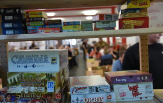 Blick durch das Spieleregal mit verschiedenen Spielen
