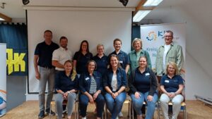 Gruppenbild der Frühjahresvollversammlung mit Vorstandschaft, Geschäftsführung, Einzelpersönlichkeiten, Bürgermeister, sowie stellvertretender Landrätin