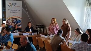 Die Integrationslotsinnen Siza Zaby und Cornelia Klaus bei einem Vortrag über ihre Arbeit bei der Frühjahresvollversammlung