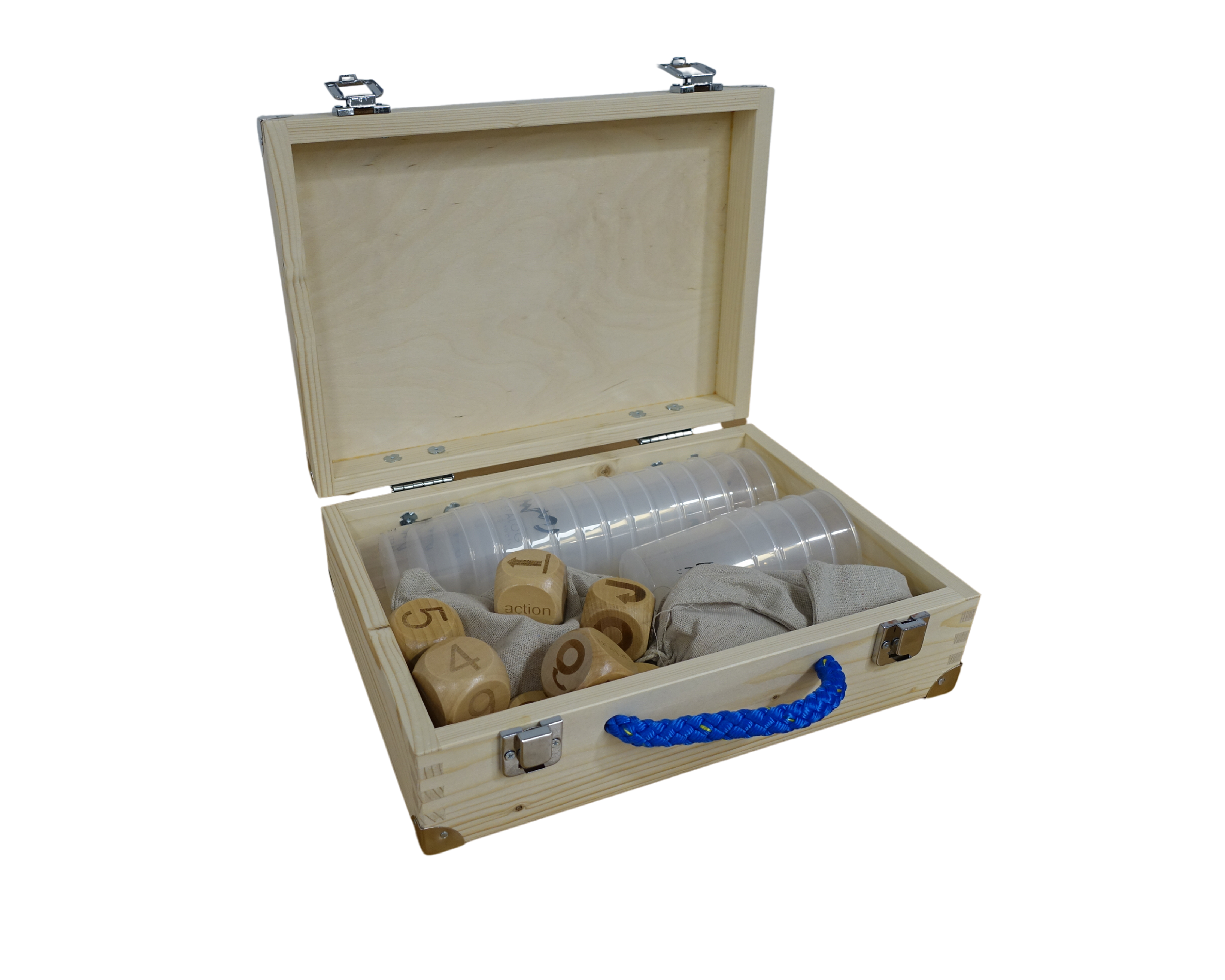 Die Inhalte der CultuRallye in der geöffneten Holzbox.