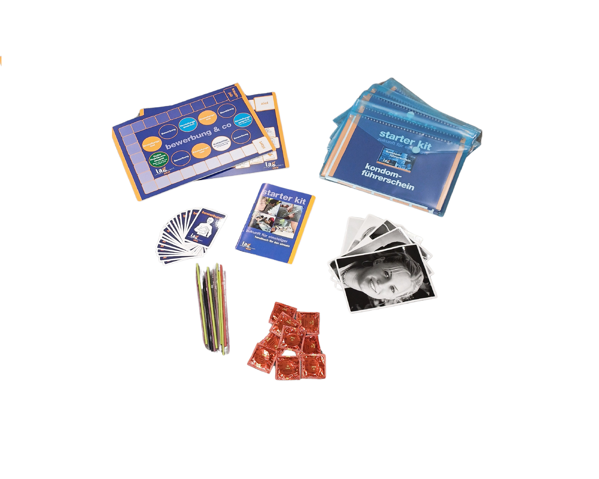 Einige Inhalte des Starter Kits, wie Kondome, Spielplan, Anleitungen und Karten