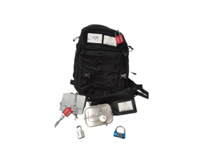 Der Escape Game Rucksack mit ein paar Bestandteilen und Schlössern davor.