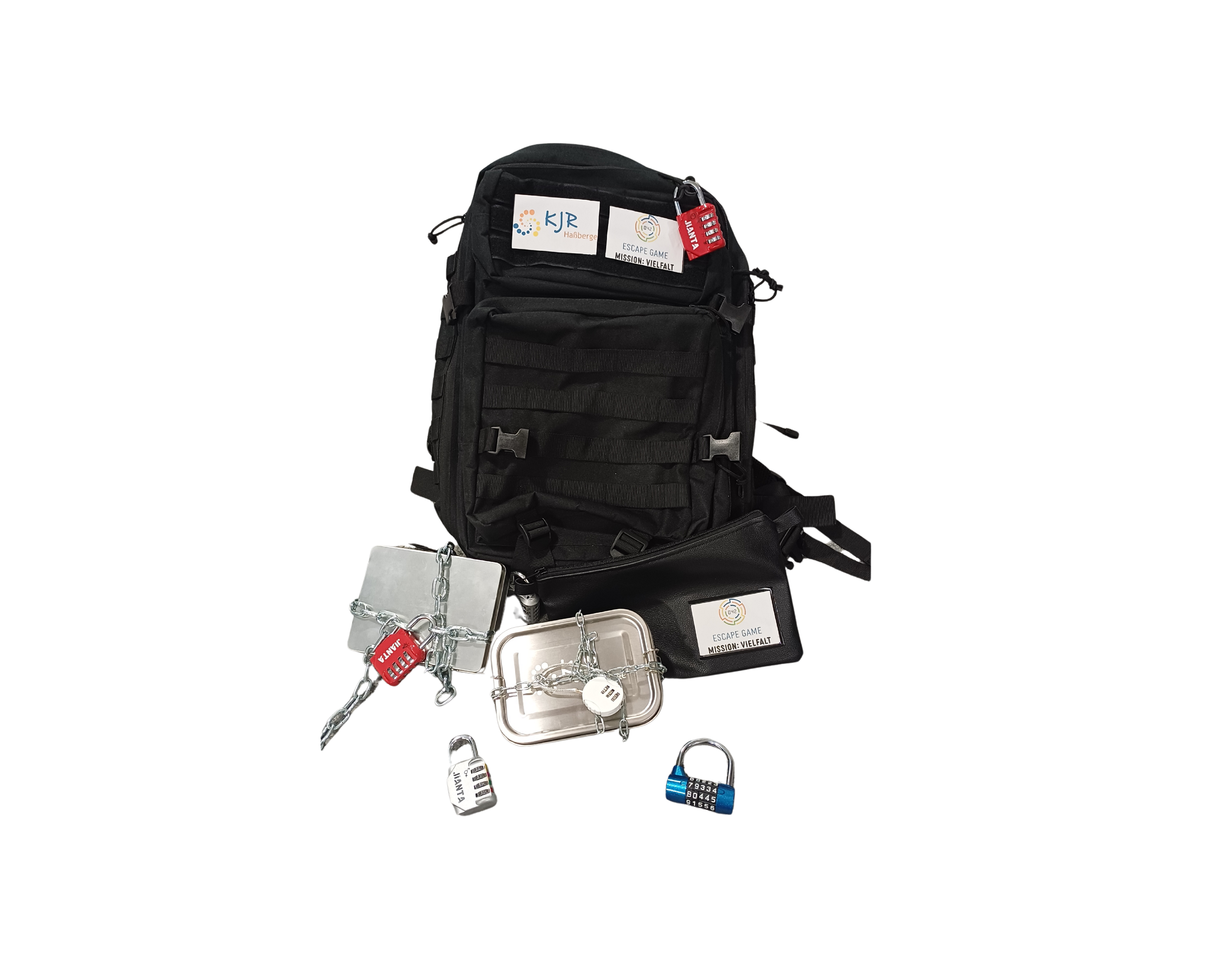 Der Escape Game Rucksack mit ein paar Bestandteilen und Schlössern davor.