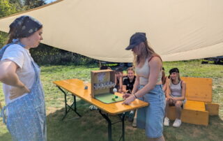 Eine Mädelsgruppe bei der Station "Eierkatapult" auf der Wiese vom Zeltplatz in Reutersbrunn.